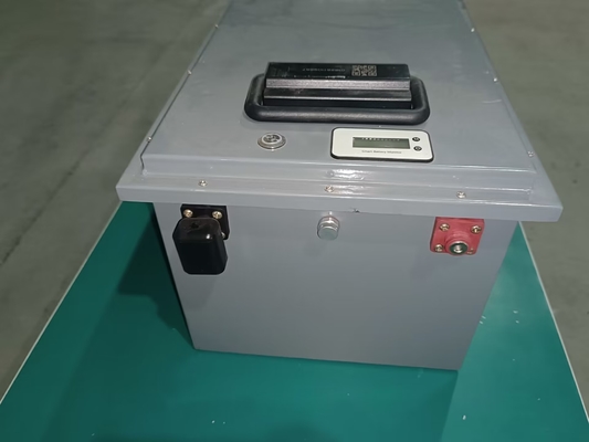 La batería 60V 100ah del ODM LiFePO4 para las ruedas eléctricas del triciclo tres incluyó completamente el cargo Tuk Tuk